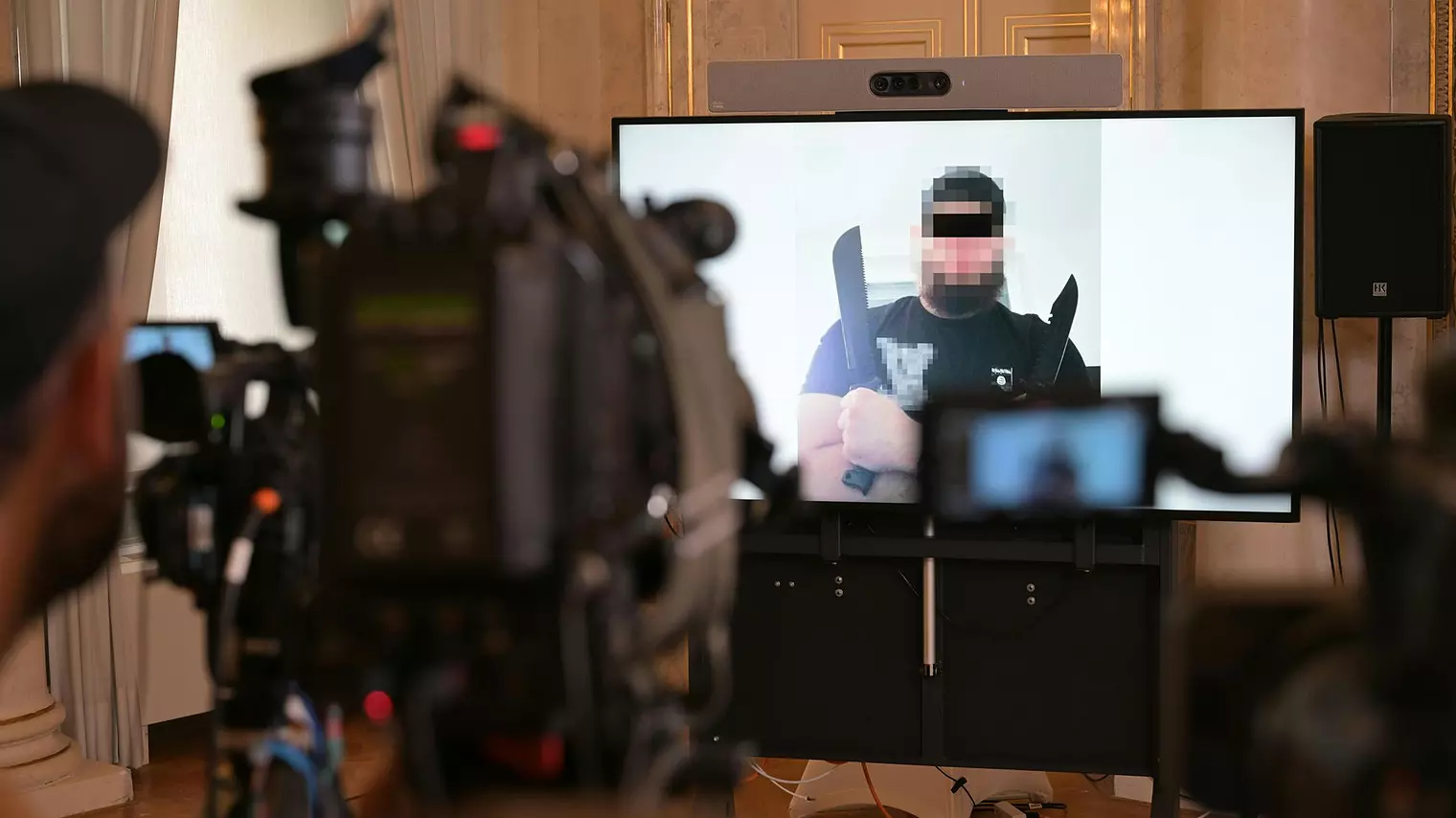 Austrian Federal Ministry of the Interior (BMI) showing a photo of the suspected supporter of the terrorist militia Islamic State (IS) who was arrested on suspicion of terrorism in the wake of the cancellation of the Taylor Swift concert in Vienna. (© dpa / Roland Schlager/APA/dpa)